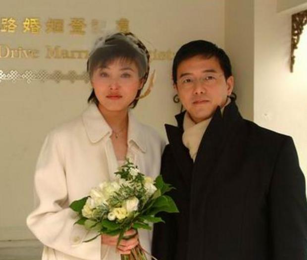1996年,张延在拍摄《绕着神州走》时,认识了主持人张锦程,自此相知