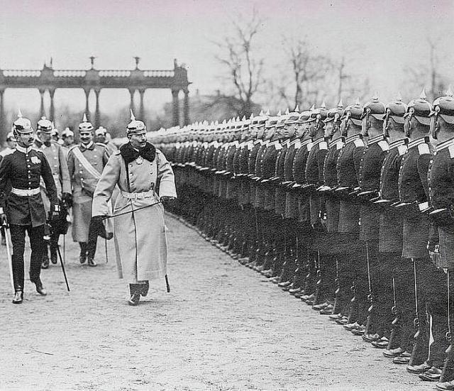 图中是1914年,德国皇帝威廉二世正在检阅他的士兵.