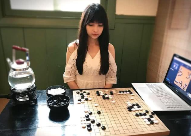 围棋界公认第一美女,长相甜美,网友调侃:男棋手都不敢和她下棋