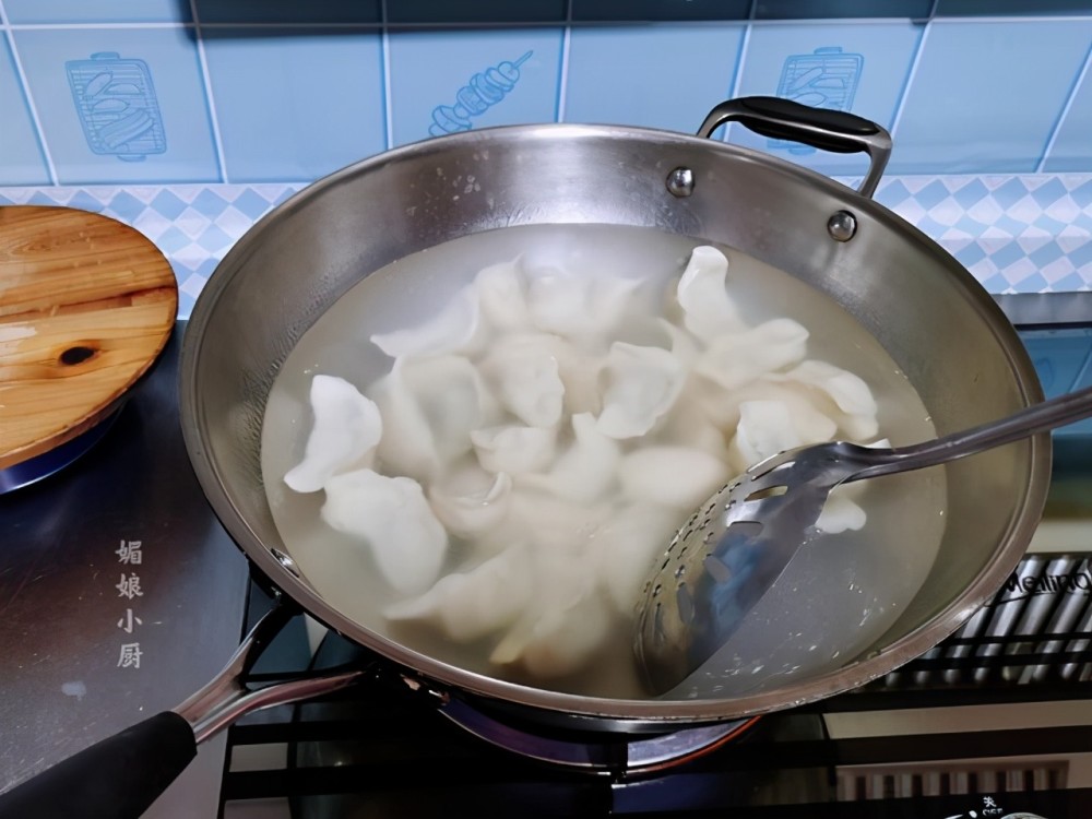 吃了荠菜馅饺子,春天才算完美,煮饺子不粘连不破皮有窍门