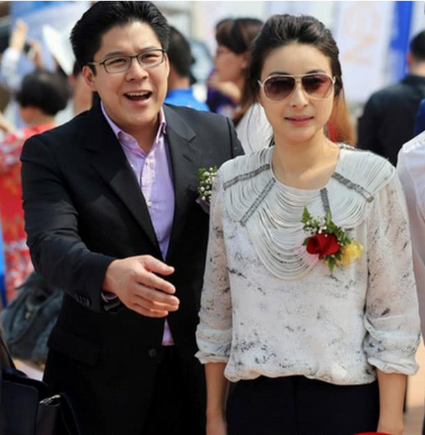 郭晶晶一家四口同框大女儿穿开衫配纱裙很甜美儿子穿西服帅气