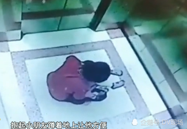 搭电梯小朋友突然尿急,大人抱起小孩就地小便