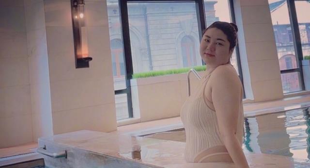 杨天真泳装照登热搜第一,拒绝容貌焦虑,她比佟丽娅小s阿娇潇洒