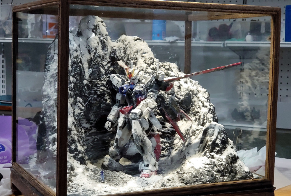 模玩控雪地跪姿强袭高达模型场景作品雪用的是面粉