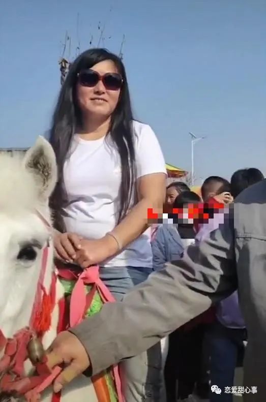 大衣哥携妻子出游,大衣嫂气场远超丈夫,与平日农妇形象判若两人