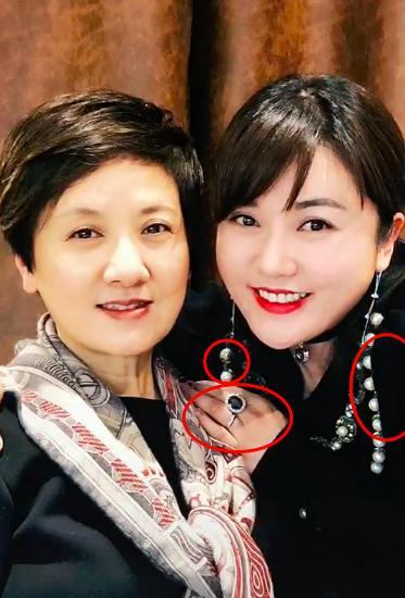 大家还记得《康熙微服私访记》里的小桃红吗?和邓婕同框显富贵!