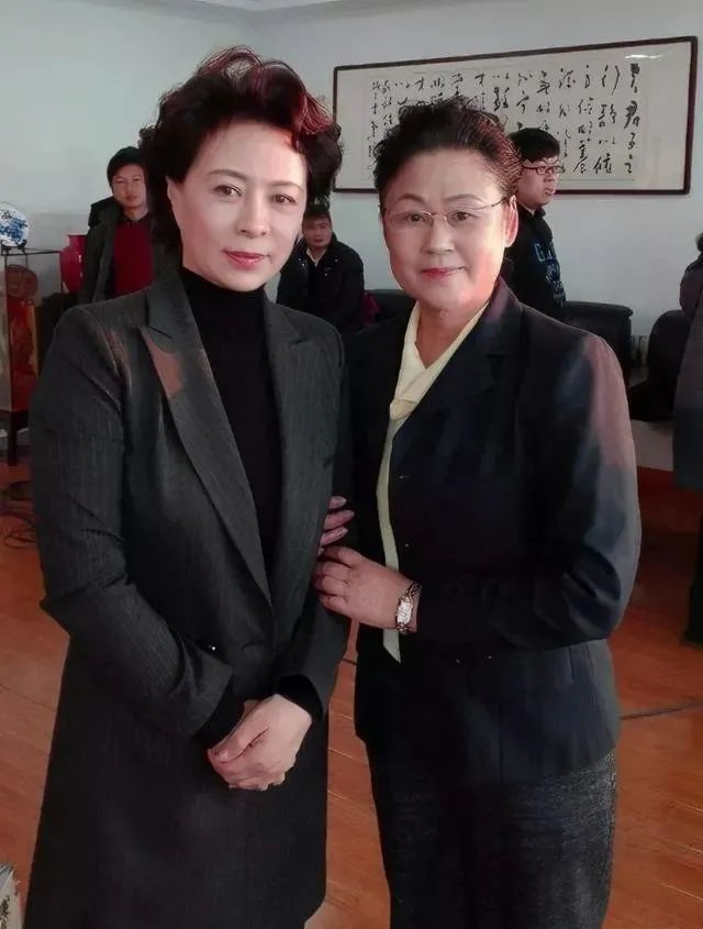 她是国家一级演员,为人低调,40多年零绯闻,丈夫身份更