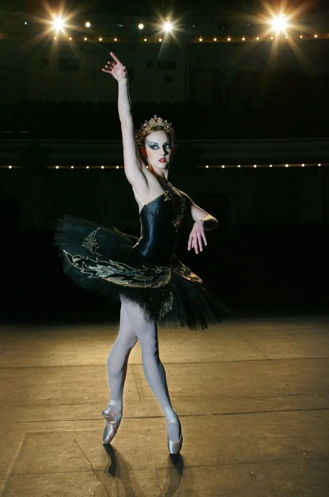 黑天鹅这个角色,可以说是古典芭蕾舞剧中,女主角要扮演亦正亦邪的