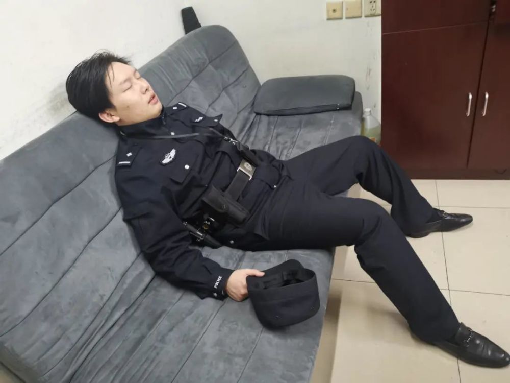 看完春姑娘送给警察爸爸的这段视频再看看这些觉主们的睡姿是不是