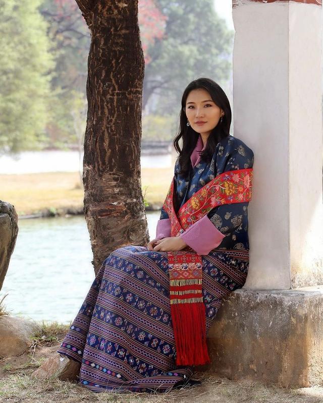 不丹王后吉增·佩玛人比花娇,令不丹国王倾心不已,一组照片见证