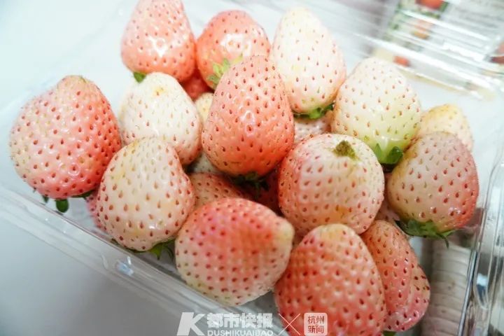 白色草莓,相比于过年前后的七八十斤下降了很多,红草莓的销量反而在二