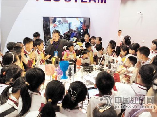 最潮的教育装备!逾万人挤爆广东珠西国际会展中(图1)