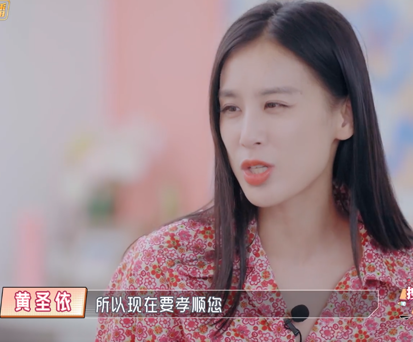 这才是豪门婆婆的真实写照!黄圣依婆婆熬夜挣钱,累到碰破头不知