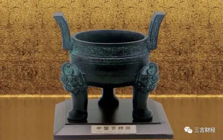 青铜柱子之上还有很多细小但是粗细不一的铜棍","整个青铜柱的形状