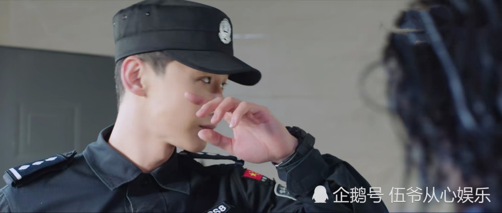 白敬亭新剧尝试警察新身份,演技在线,墨镜制服装酷帅好绝