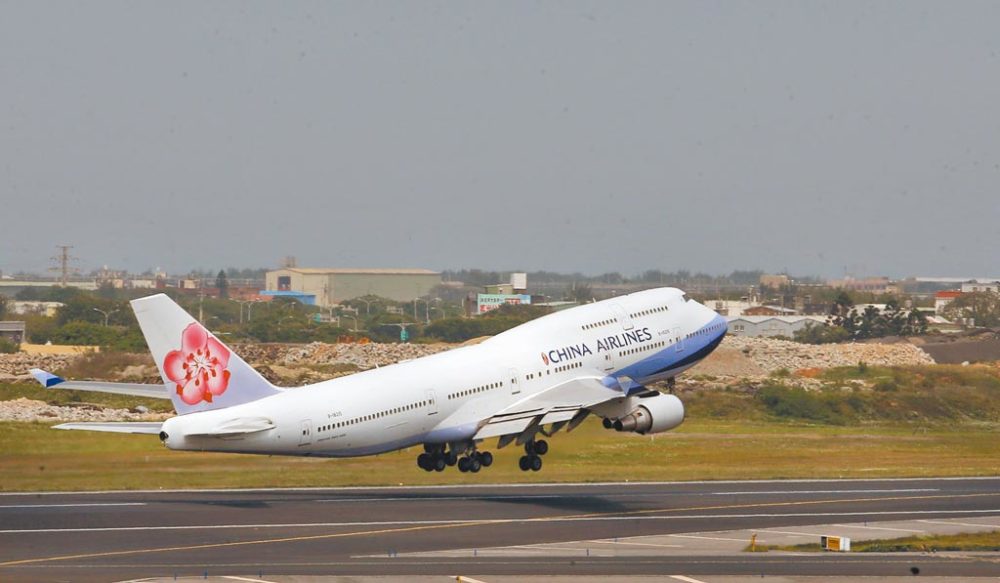 告别空中女王中华航空波音747客机绕飞日本富士山进行最后一飞