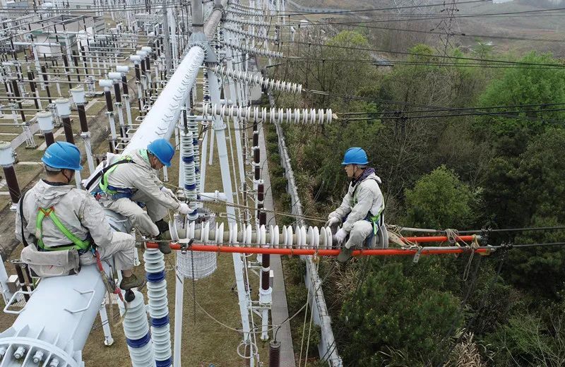 3月18日,江西电力检修公司员工在500千伏乐平变电站乐档Ⅱ线间隔构架