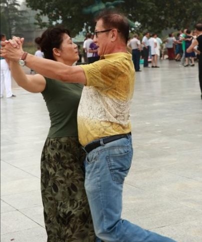 跳了一年交谊舞,68岁的大爷哭诉:退休金1万都不够,天天吃泡面