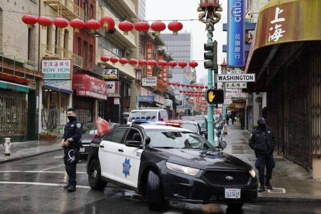 美国旧金山警察在唐人街巡逻.图片:法新社.