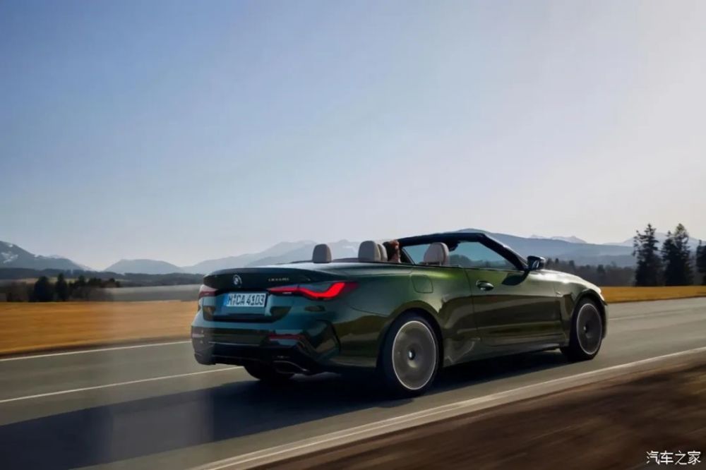 展示的是2021款宝马&m440i xdrive敞篷跑车,采用的是圣雷莫绿车漆.