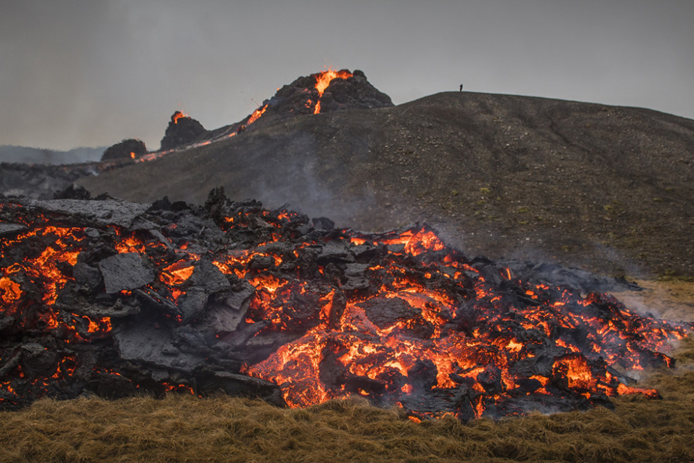 冰岛一火山休眠6000年后喷发