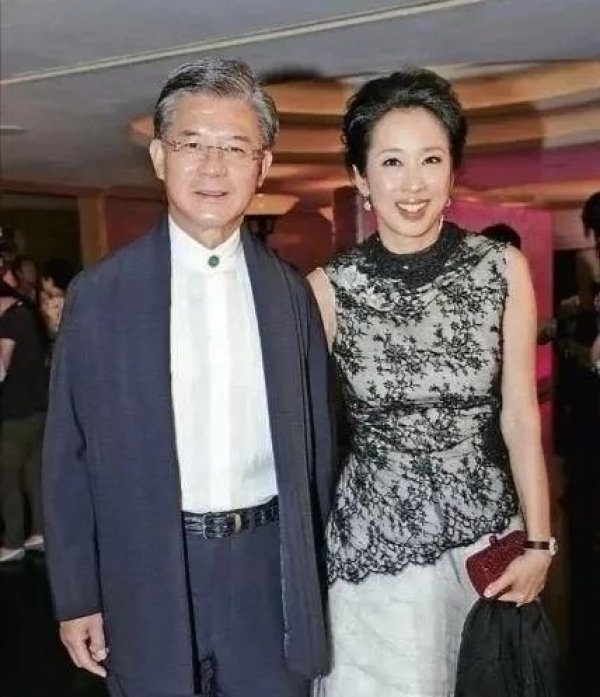 她是罗康瑞前妻,前夫因朱玲玲被骂抛妻弃子,儿女成她的终生依靠