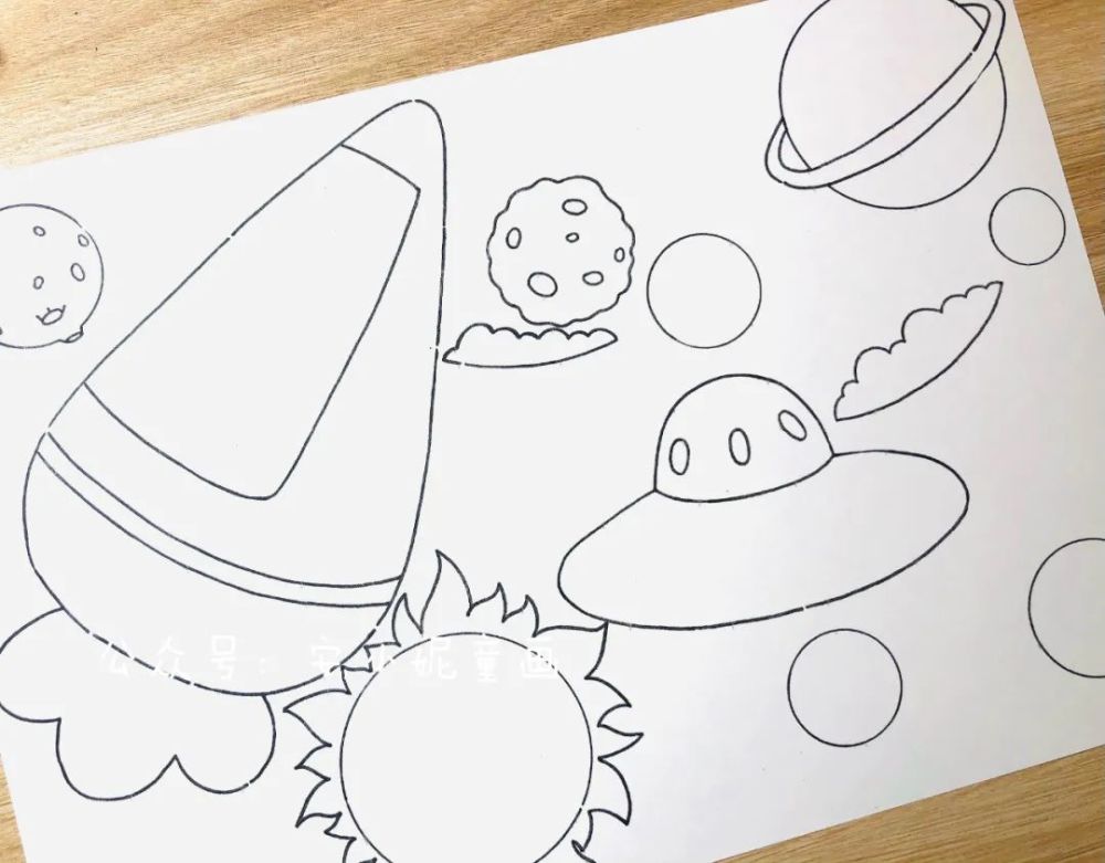 白色黑色卡纸 视频教学: 第一步,我们用铅笔在a4白色画纸上把太空会