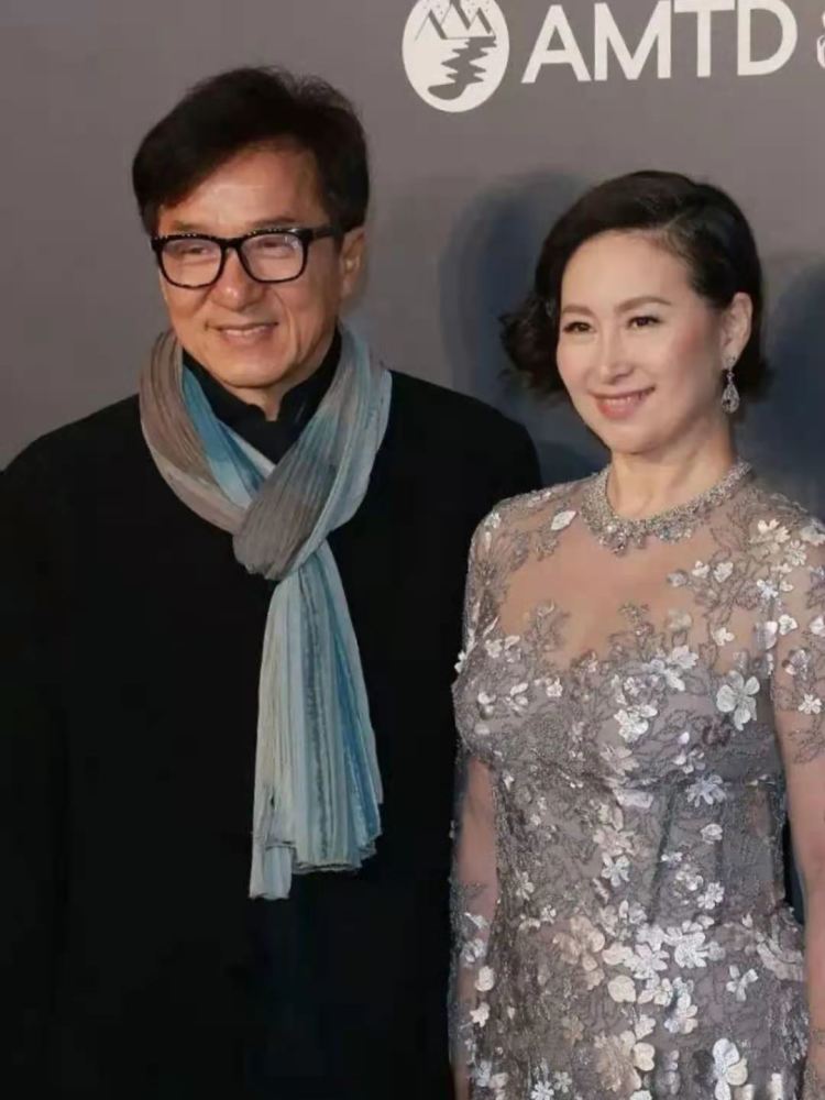 自信的女人更有魅力,何超琼穿紧身的蕾丝裙,高级的贵妇感藏不住