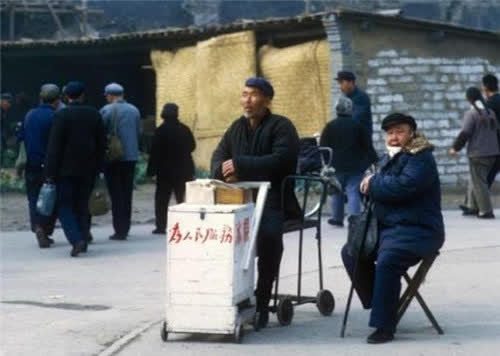70年代的北京:天安门广场卖萝卜没城管赶,图6是学游泳