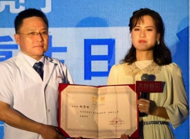 "歪脸女孩"赵宏秋:舍百万年薪当老师,网友:这才是整容
