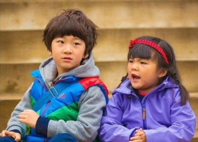 何炅"女儿"近照流出,6岁搭戏周润发拍电影,9岁已红遍全国