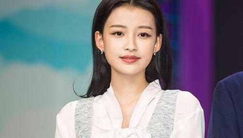 都说孙怡和李沁长得像,当看到素颜照后,却一个似大妈一个似少女