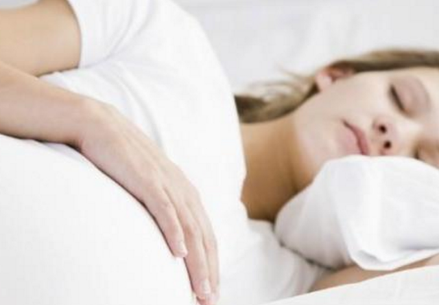 孕妇梦境解析，被蛇咬右手的深层含义与寓意