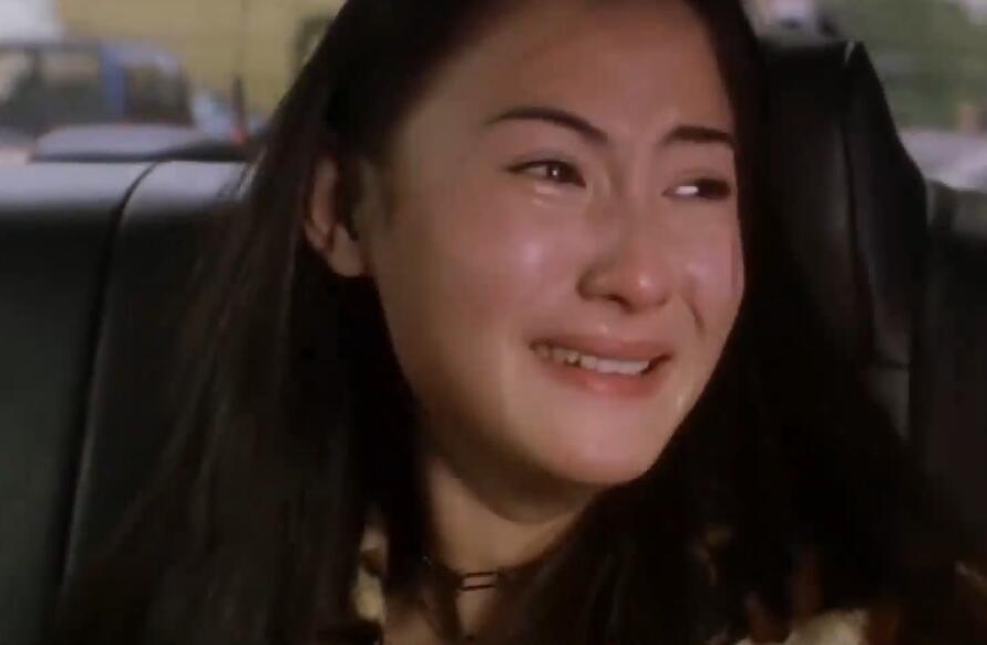 张柏芝在电影里有一段哭泣,她坐在车里,抱着尹天仇的那本《演员的自我