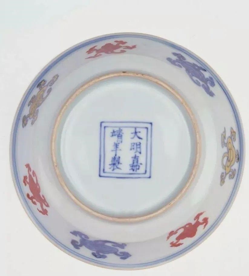 以青花书写的纪念款,以"大明嘉靖年制","大明嘉靖年造","嘉靖年制"为