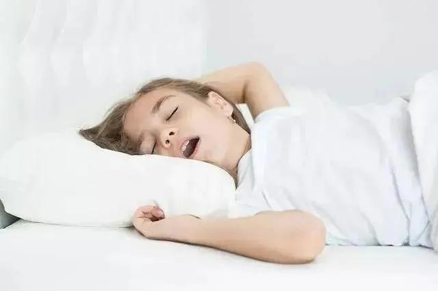 孩子用嘴呼吸,最常见的原因是 鼻炎或扁桃体,腺样体肥大引起,睡觉时尤