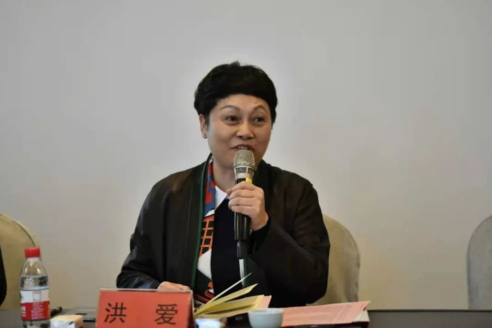 天台县女企业家协会会长洪爱介绍了我县女企业家协会的宗旨愿景,入会