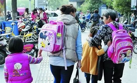 高中生放学还需家长接?背后原因令人深思,学生表示:不