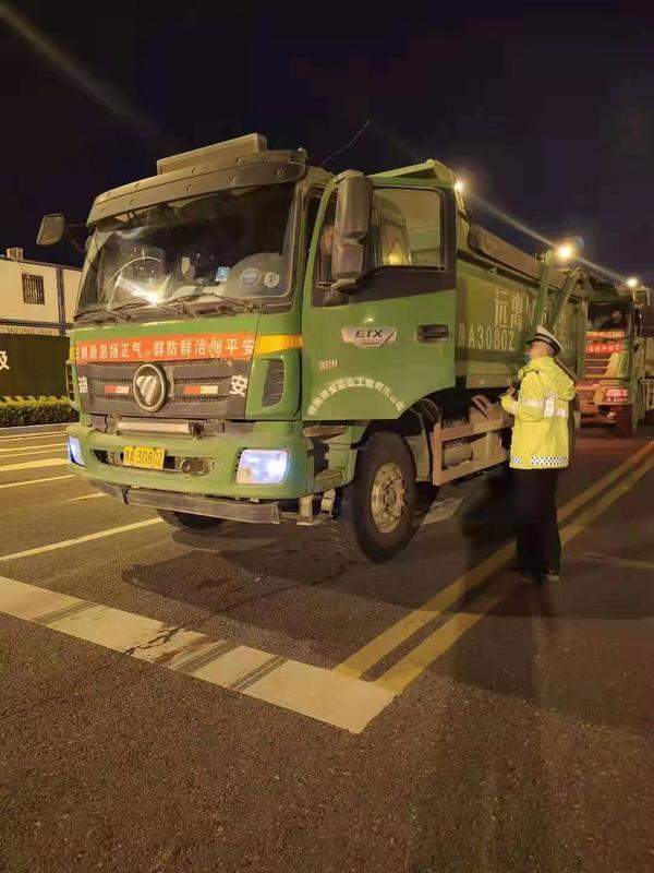 闯禁行,乱鸣笛 郑州交警夜查10个小时查处133起渣土车