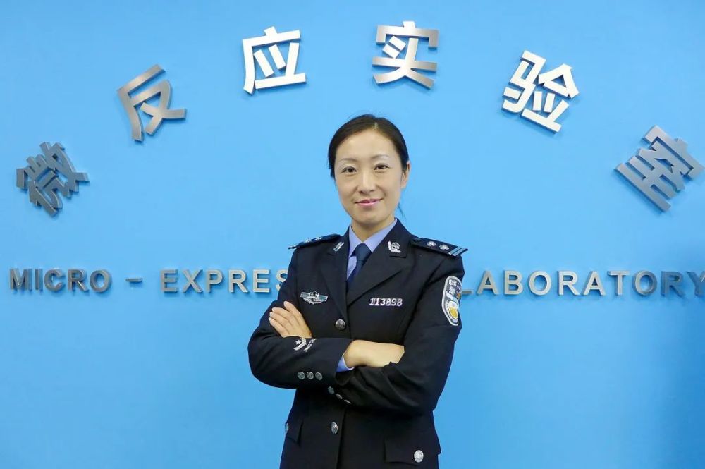 刑警林燕和"微反应实验室"一些不经意的动作或脸上细微的表情可能会