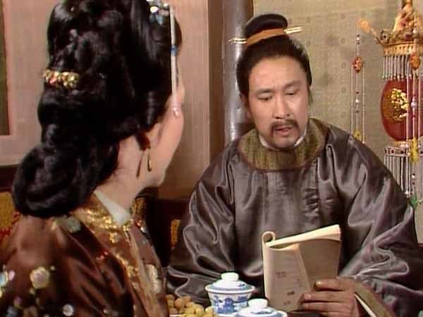 按照古代宗法制,贾政去世后,贾兰和宝玉谁应继承爵位和财产?