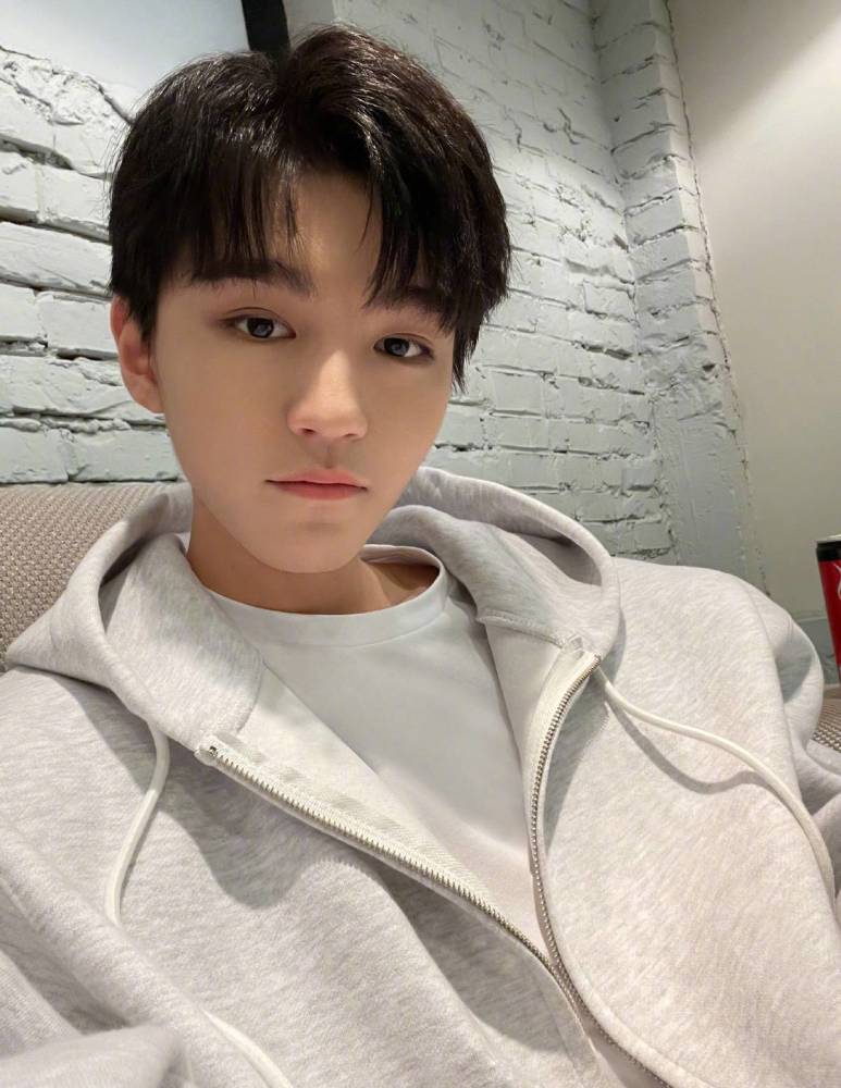 王俊凯网上发布自拍照,简单举动内含深意,是在给粉丝打预防针么