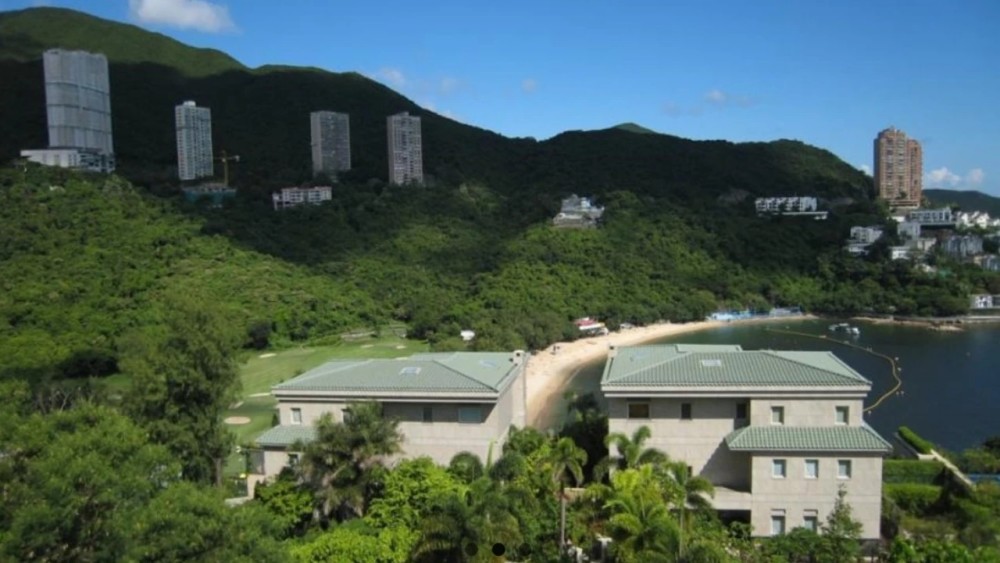 香港四大家族,两家都住在这里,深水湾真不愧是豪宅区中的豪宅.