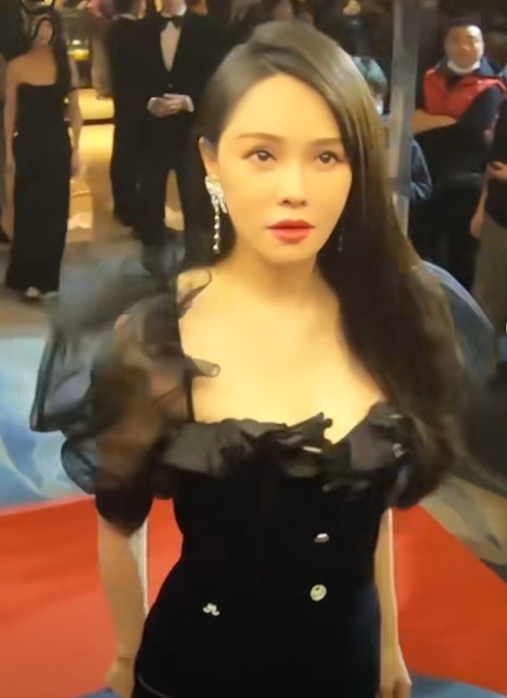 50岁上下的女明星谁更年轻时尚