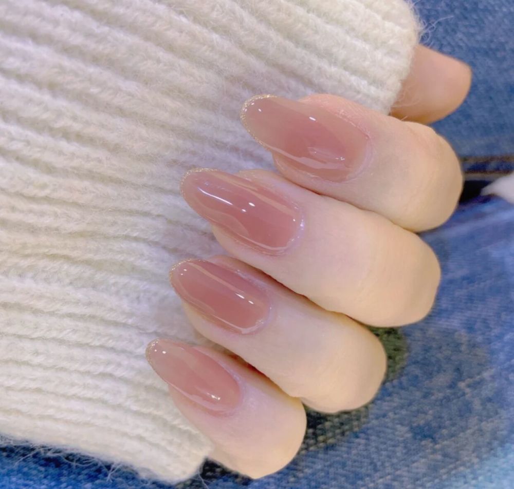 冰透果冻甲直呼太好看的美甲,冰透裸色加灰色蝴蝶结,美少女无疑了.