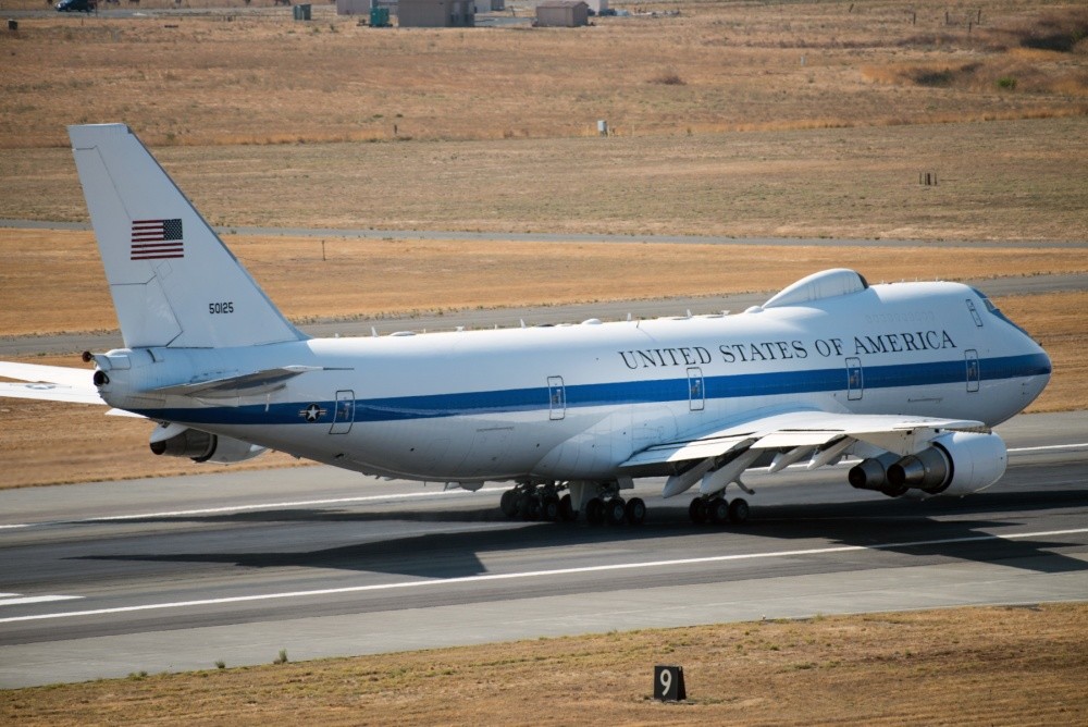 e-4b空中指挥机的外形特色是头上的鼓包.