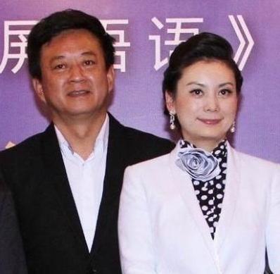 央视主持朱军因丑闻退居二线后,妻子谭梅被麻烦缠身,员工公开讨薪