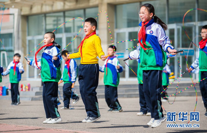 今年以来,呼和浩特市通顺街小学组织形式多样,趣味十足的课间体育活动