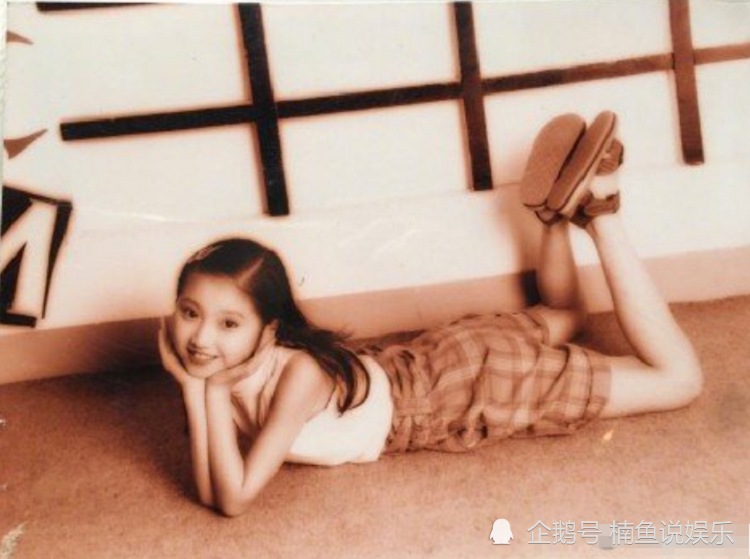 司藤小时候有多美?眉眼如画灵气十足,景甜果然从小美到大