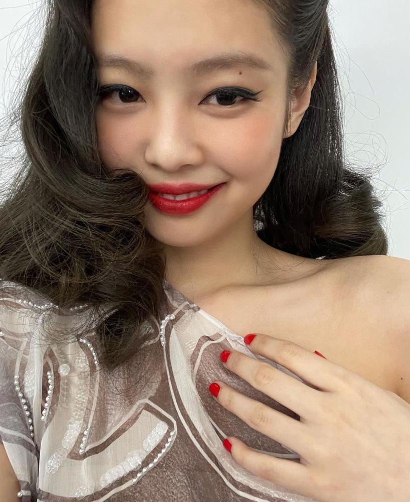 粉墨jennie戴香奈儿皇冠成宠儿烈焰红唇致敬赫本和朴彩英争夺流量